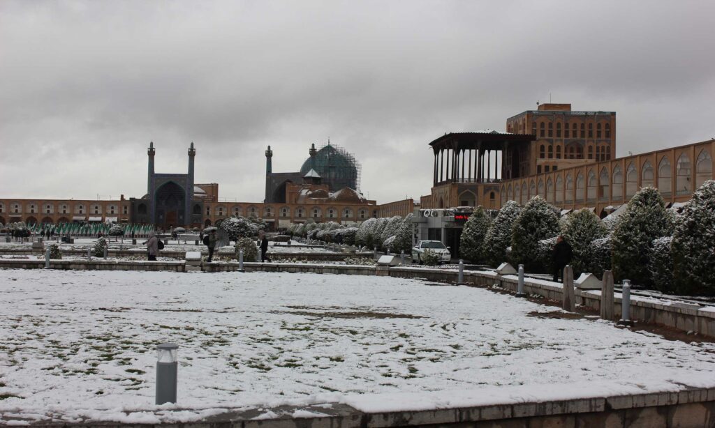 اولین برف زمستانی اصفهان 1402 + فیلم